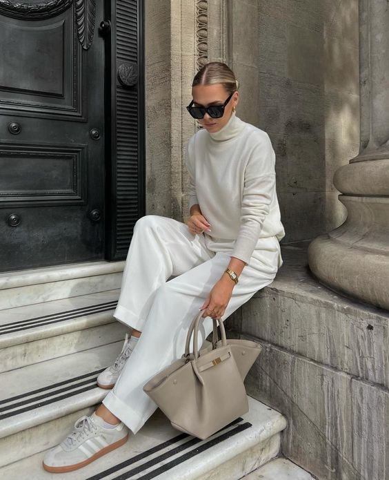 Oversized Luxury Handbag with Golden Closure for Women