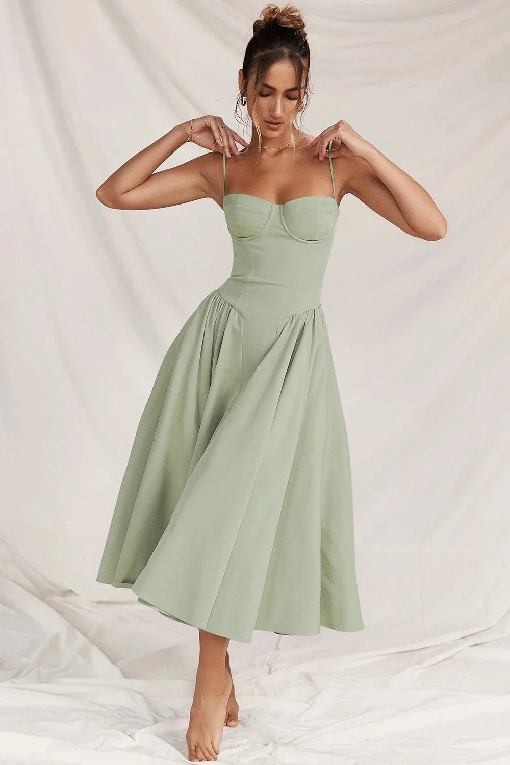 Robe Midi à Träger Ajustée et Plissée pour Femme | Idéale pour les Sorties - Emilia Lane