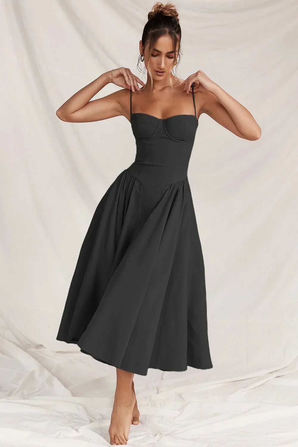 Robe Midi à Träger Ajustée et Plissée pour Femme | Idéale pour les Sorties - Emilia Lane