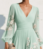 Robe Midi Plissée à Imprimé Floral et Encolure en V pour Femmes - Emilia Lane